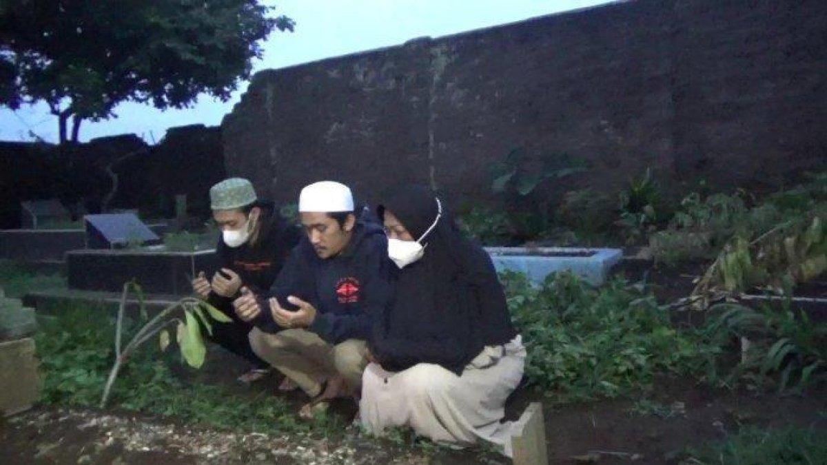 Mimin Mintarsih (51) serta kedua anaknya saat menyambangi makam Tutu Suhartini
