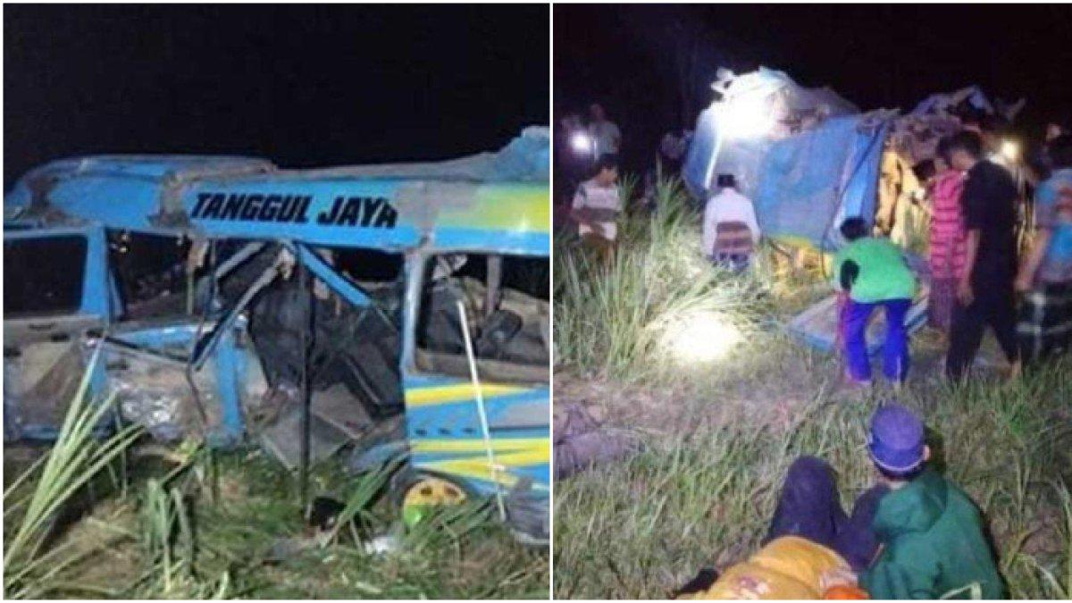 Minibus remuk usai ditabrak dan terseret KA Probowangi, Minggu (19/11/2023)