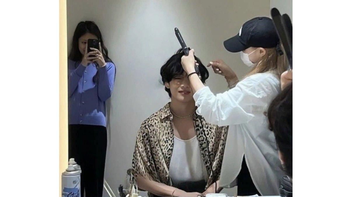 Mirror selfie Jennie BLACKPINK menemani V BTS yang sedang dirias.