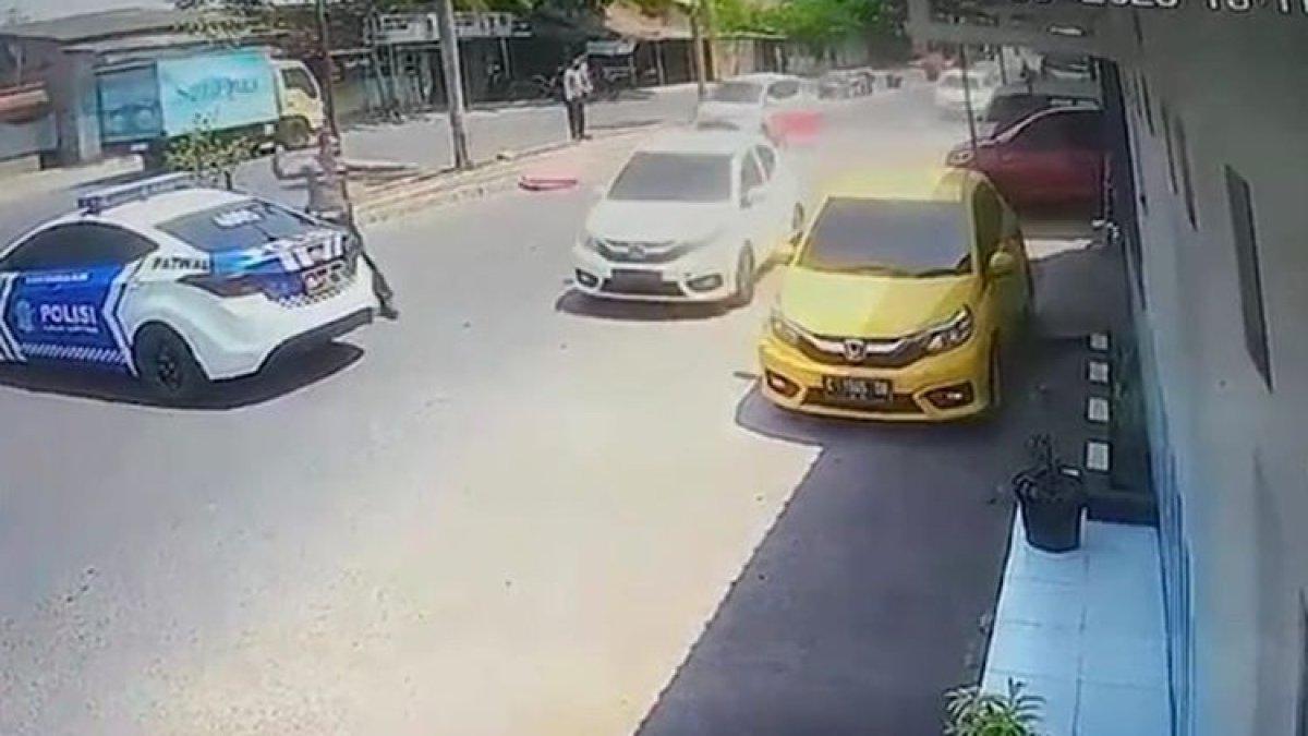 Mobil Brio putih dengan kecepatan tinggi menghindari mobil polisi yang menghadang di area Pos Pait Kabupaten Pekalongan Jawa Tengah