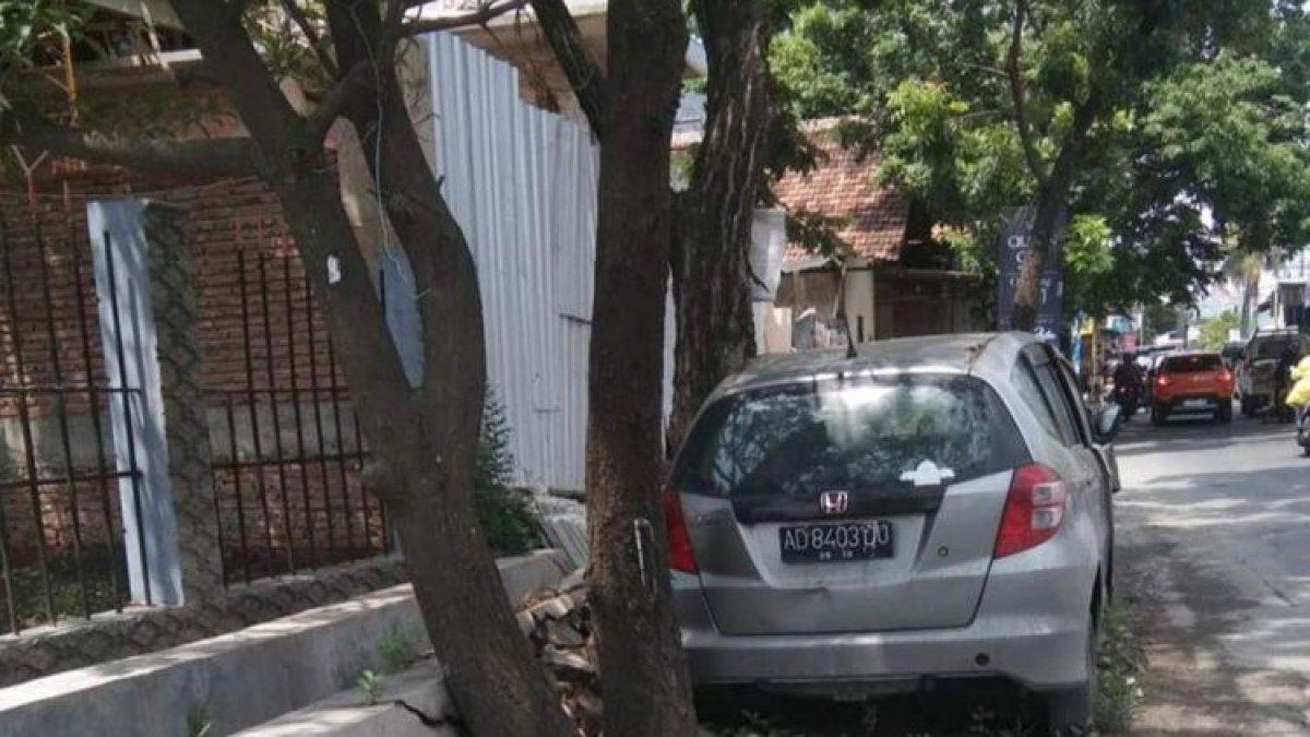 Mobil Honda Jazz terparkir di Jalan Medoho Kota Semarang, Jawa Tengah