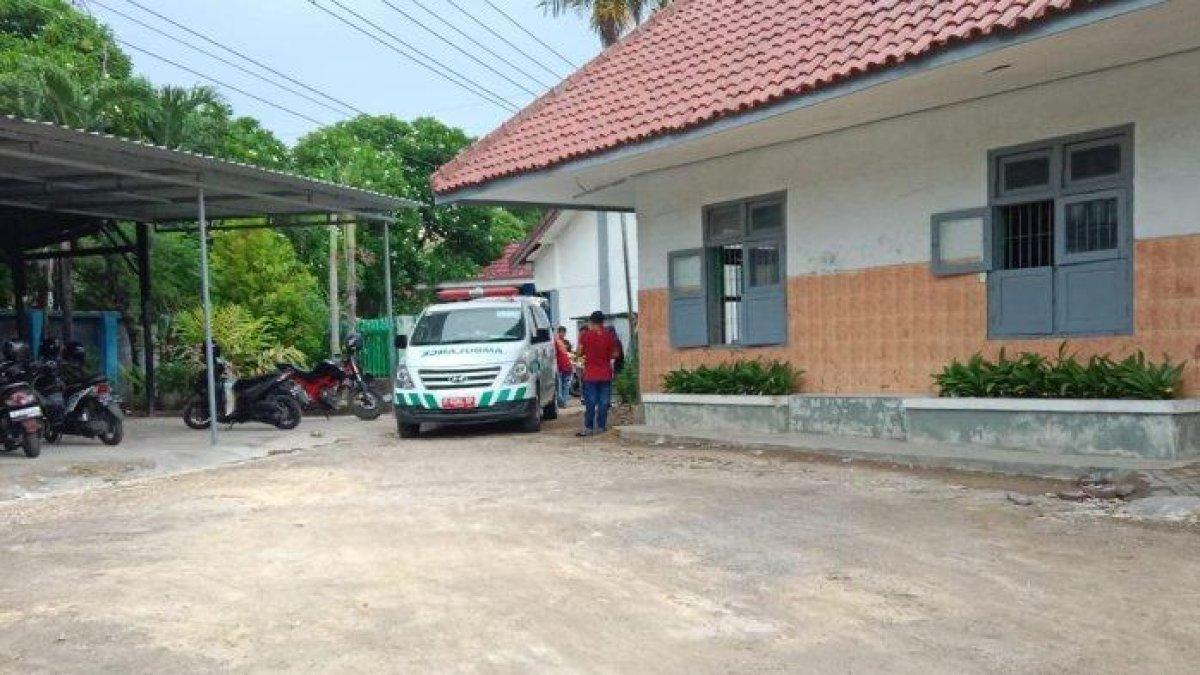 Mobil ambulan saat berada di halaman sekolah untuk membawa salah satu siswa setempat yang melahirkan ke dalam kelas, Kamis (30/11/2023).