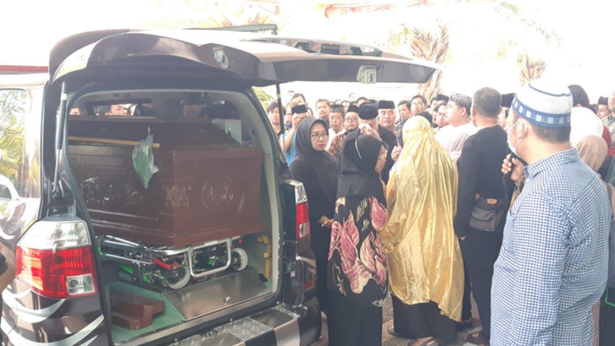 Mobil ambulans yang membawa jenazah dosen UIN Raden Mas Said Surakarta, Wahyu Dian Silviani (34) di Kampus UIN Raden Mas Said Surakarta, Jumat (25/8/2023). Jenazah diterbangkan menuju kampung halaman Kota Mataram melalui Bandara Juanda Surabaya.