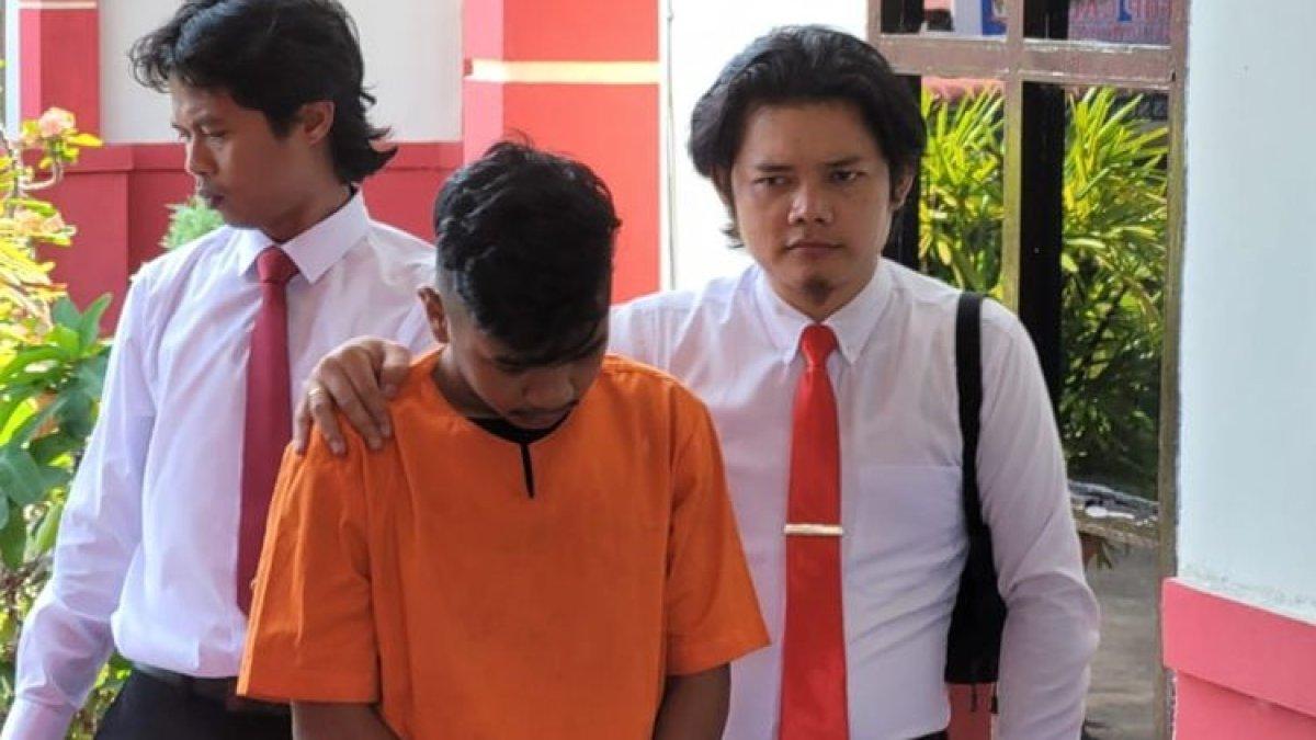 Moh (19), deportan pembunuh waria di Nunukan Kaltara, saat dihadirkan dalam pers rilis di Mako Polres Nunukan