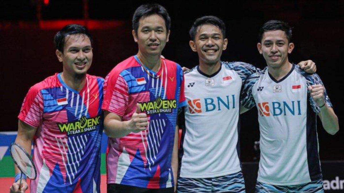 Mohammad Ahsan/Hendra Setiawan dan Fajar Alfian/Muhammad Rian Ardianto seusai partai final Malaysia Masters 2022, Minggu (10/7/2022).