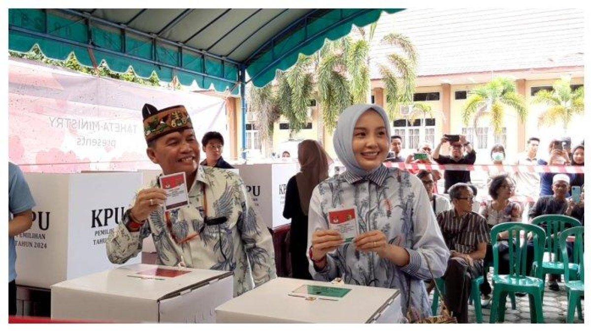 Momen Agustiar Sabran menggunakan hak suaranya mencoblos di Kota Palangka Raya, Rabu (27/11/2024)
