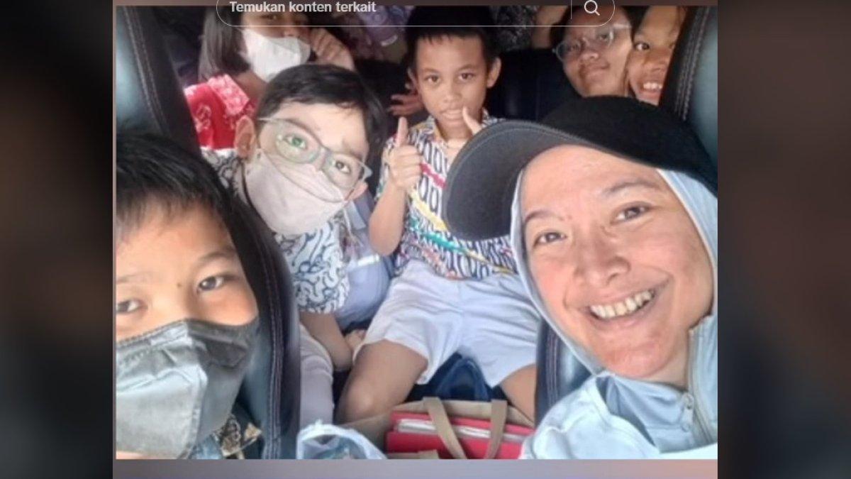 Momen Andhara Early jadi sopir antar jemput anak