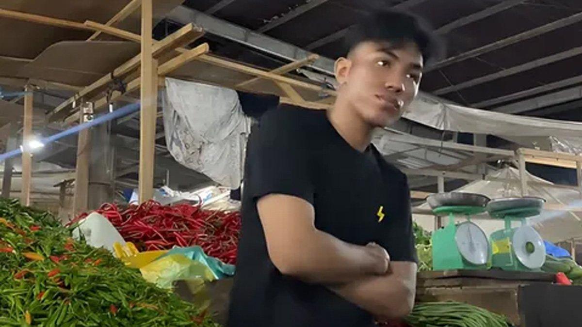 Momen Aqsa sedang berjualan di pasar.