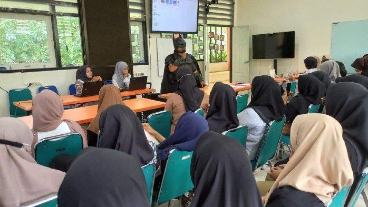 Momen 'Batman' Beri Materi Kuliah ke Mahasiswa Univet Bantara Sukoharjo