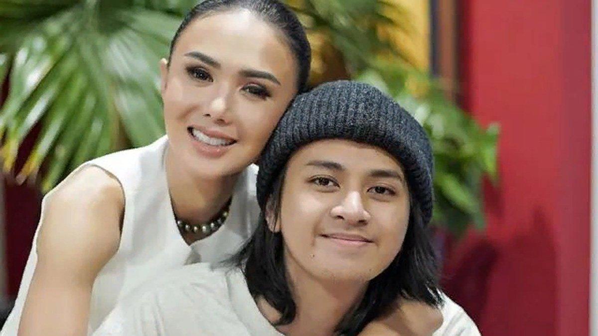 Momen Cavin Obrient Siahaan, bersama sang ibu, Yuni Shara.