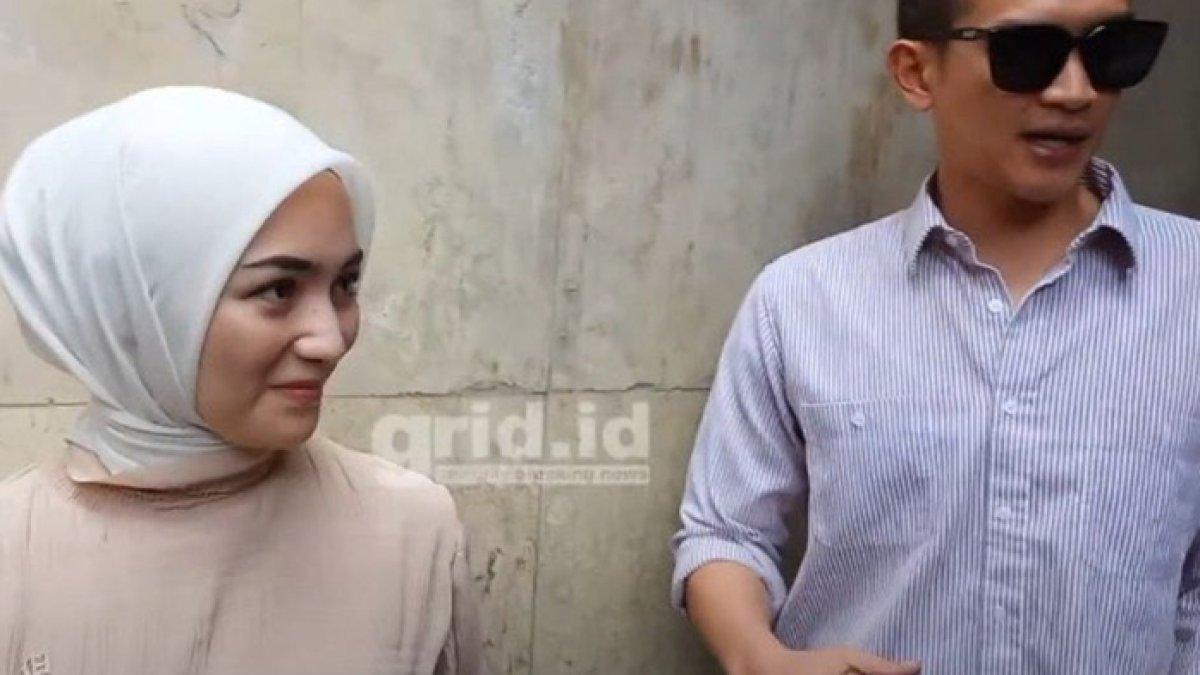 Momen Citra Kirana setia mendampingi Rezky Aditya yang sedang berseteru dengan Wenny Ariani.