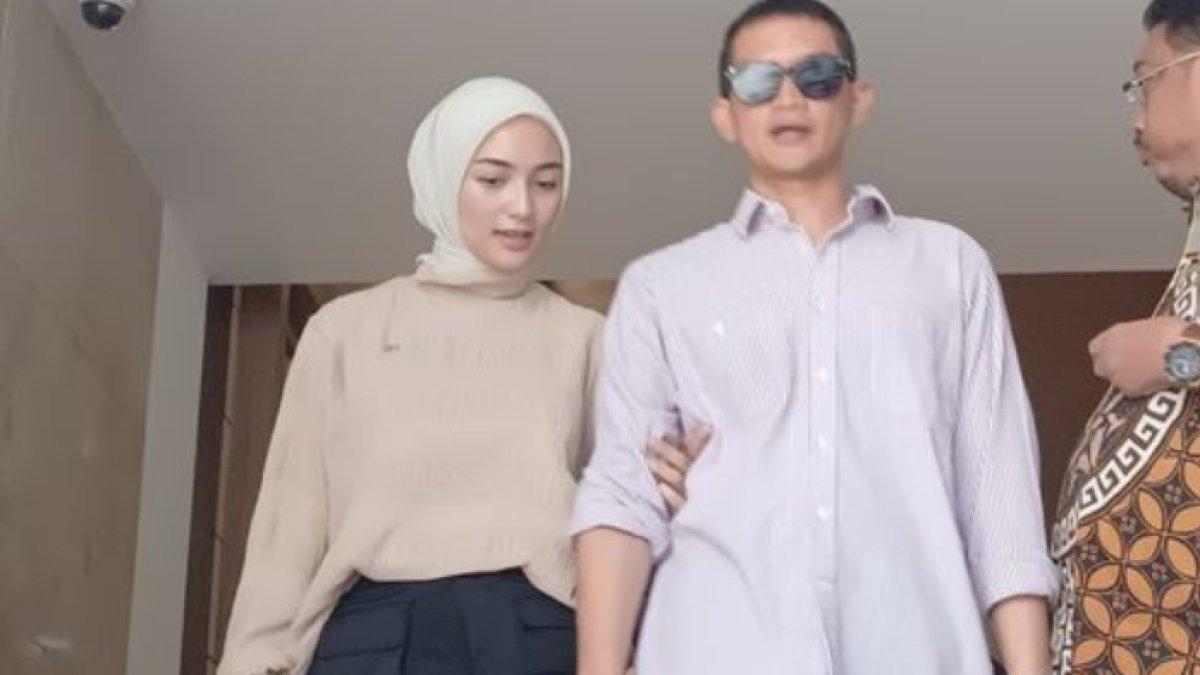 Momen Citra Kirana setia mendampingi Rezky Aditya yang sedang berseteru dengan Wenny Ariani.