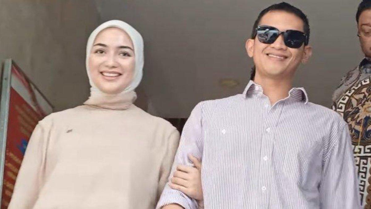 Momen Citra Kirana setia mendampingi Rezky Aditya yang sedang berseteru dengan Wenny Ariani.