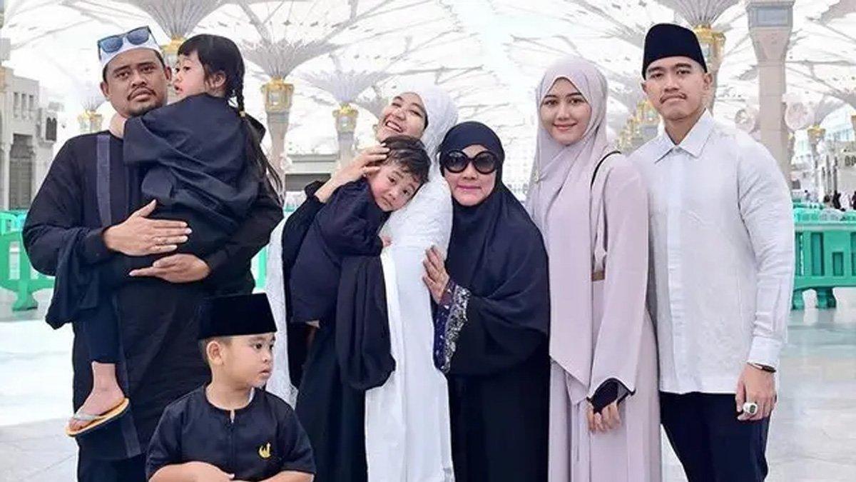 Momen Erina, Kaesang, Iriana Jokowi, Kahiyang dan Bobby Nasution umrah bareng.