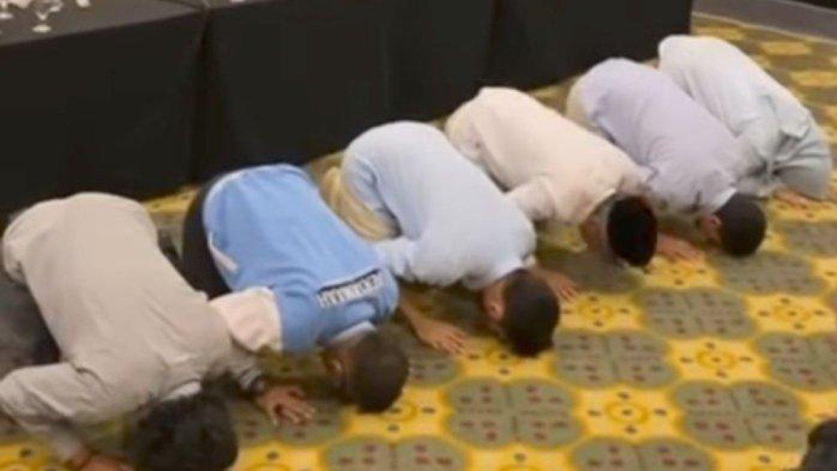 Momen Jeje Govinda sujud syukur setelah unggul di real count Pilkada 2024 untuk Bandung Barat
