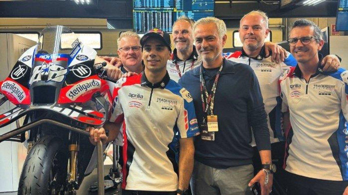 Momen Jose Mourinho saat bertemu Miguel Oliveira di MotoGP Portugal 2024. Pelatih asal Portugal Jose Mourinho saat ini tengah menikmati hidup di luar sepak bola. Ia terlihat jadi pengibar bendera finis MotoGP Portugal 2024.