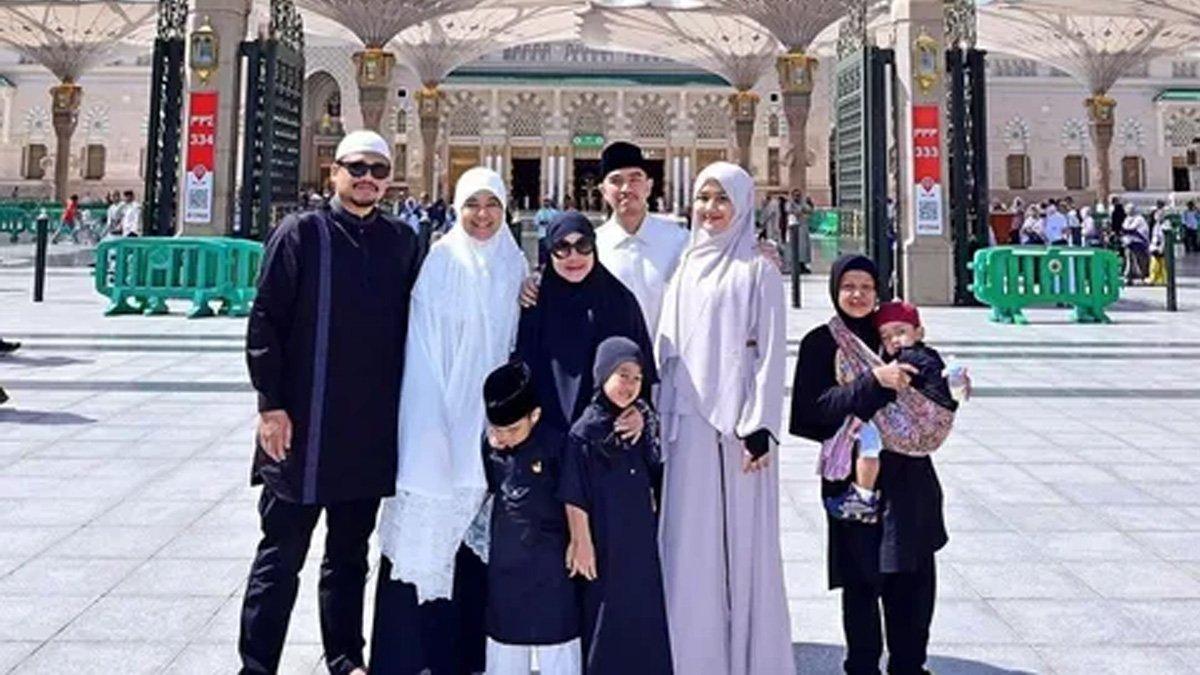 Momen Kaesang, Erina, Iriana Jokowi, Kahiyang dan Bobby Nasution umrah bareng.