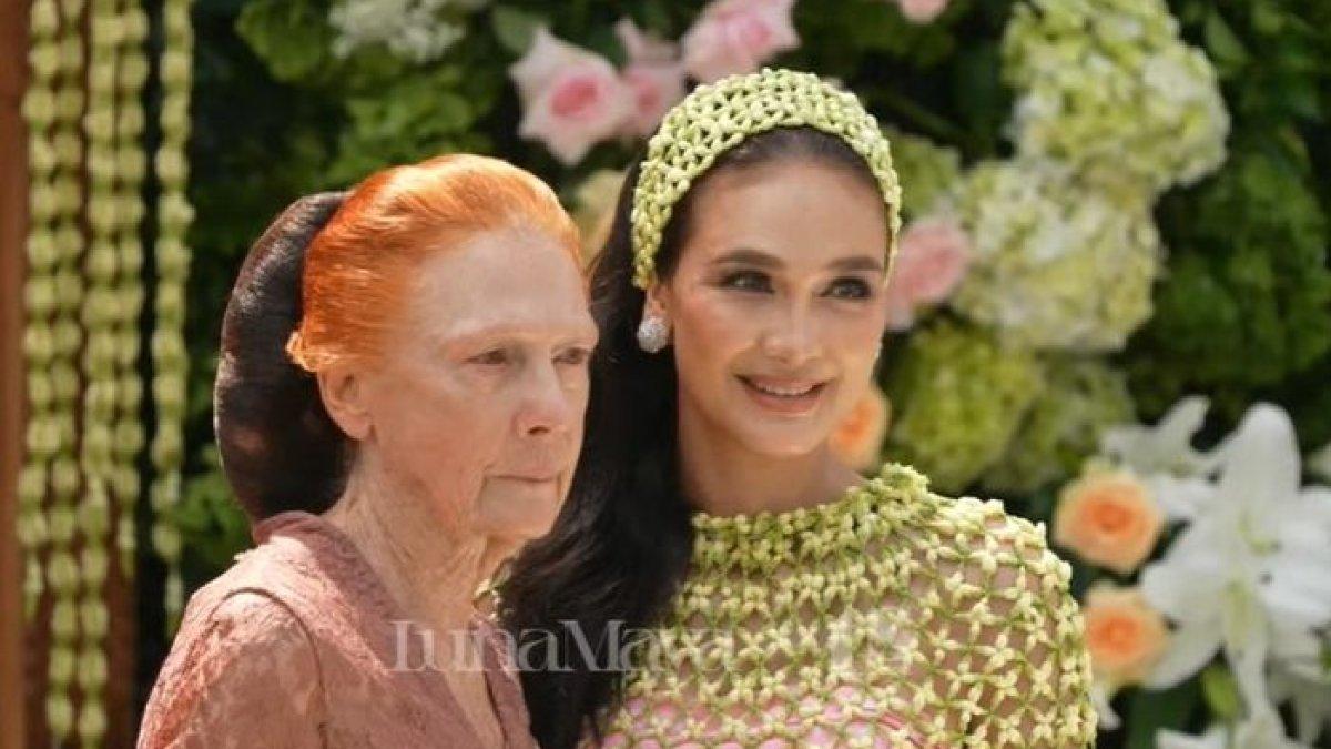 LUNA MAYA SIRAMAN - Momen Luna Maya jalani prosesi siraman jelang pernikahannya dengan Maxime Bouttier ditemani ibunya Desa Maya Waltaurd Maiyer. Berikut profil Desa Maya Waltaurd Maiyer selengkapnya.