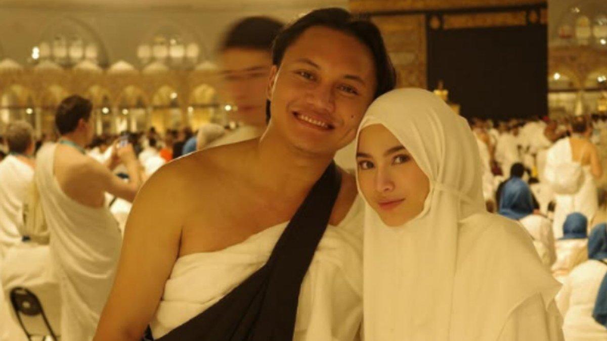Momen Mahalini Raharja umrah saat hamil tujuh bulan anak Rizky Febian, ditemani Vidi Aldiano, Aaliyah Massaid, hingga Thariq Halilintar. 