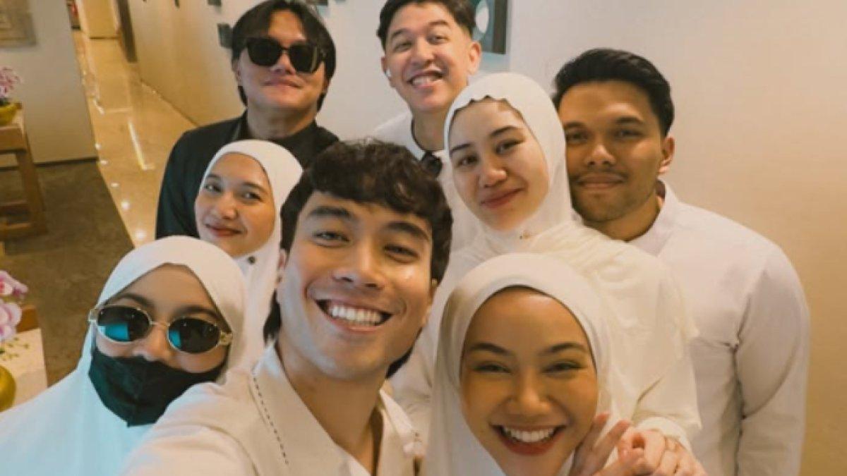 Momen Mahalini Raharja umrah saat hamil tujuh bulan anak Rizky Febian, ditemani teman sesama artis.