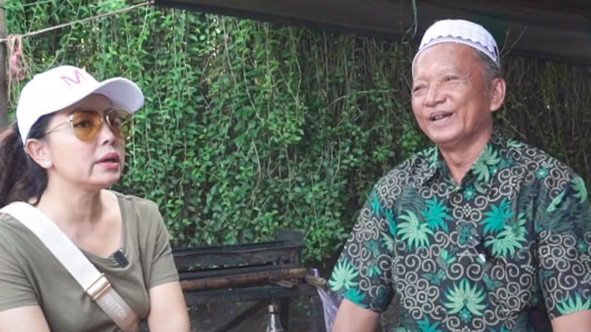 Momen Mayangsari mantu Soeharto jajan di pinggir jalan, ramah ajak ngobrol penjual