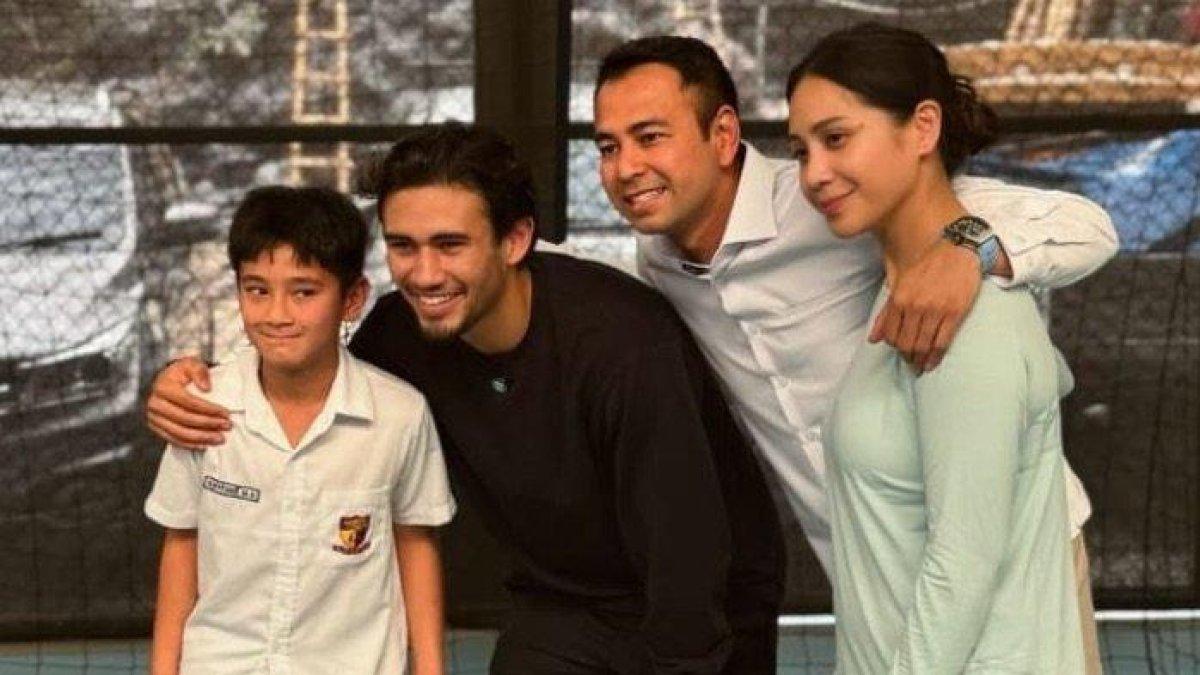Momen Nathan Tjoe-A-On datang ke rumah Raffi Ahmad dan beri hadiah spesial untuk Rayyanza.