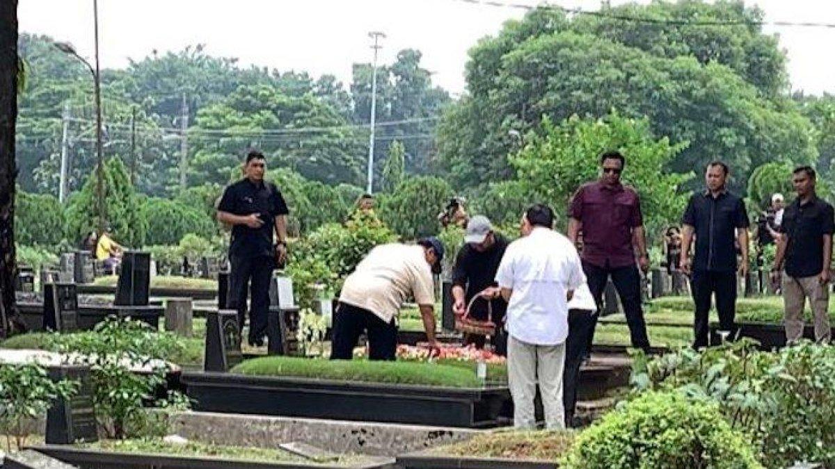 Momen Prabowo bersama sang anak, Didit ziarah makan ibunda Prabowo Subianto