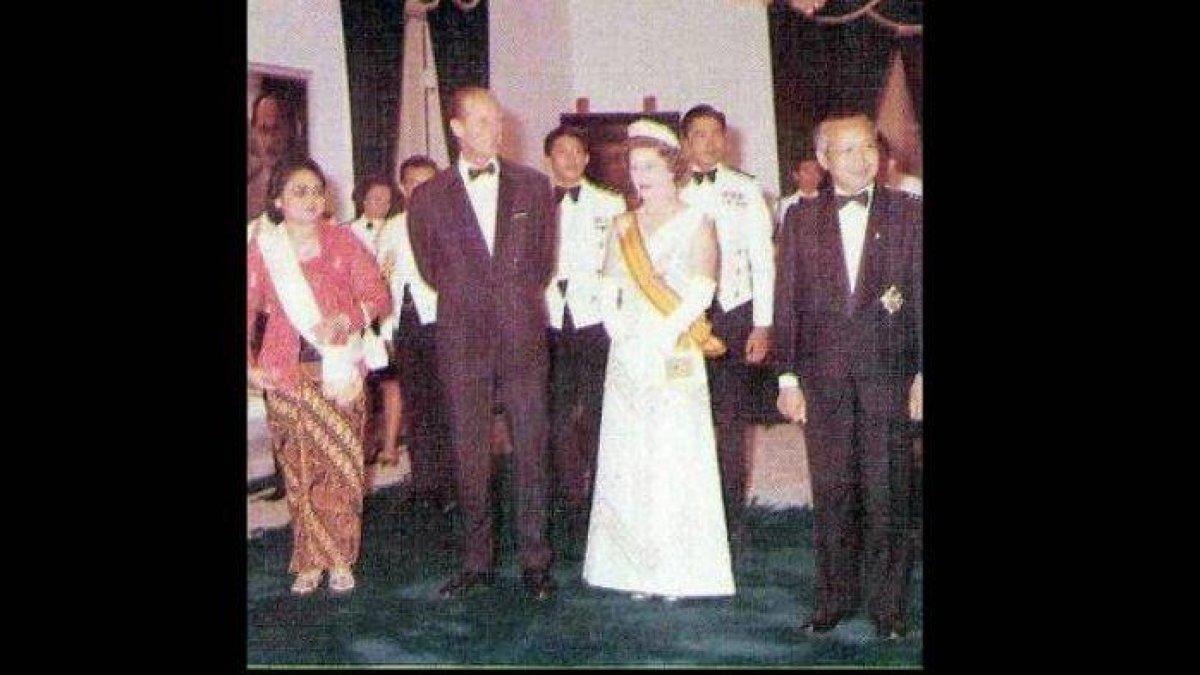 Momen Ratu Elizabeth II kunjungi Indonesia, disambut Soeharto.