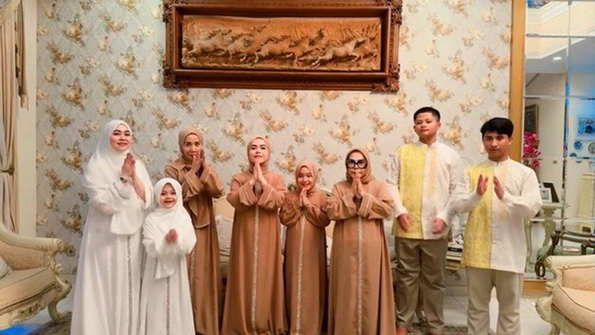 Momen Rina kakak tiri Syahrini rayakan lebaran.