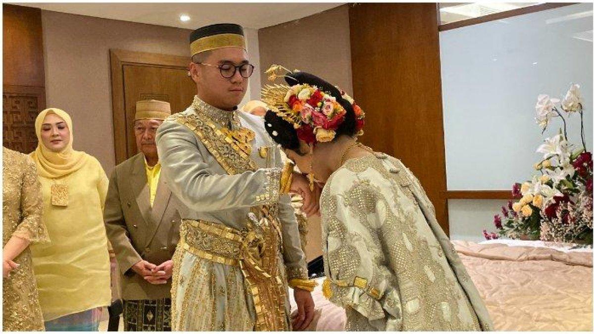 Momen Tradisi Mappasikarawa Anugrah Manggabarani bersama istrinya Siti Hamsinah Khaerahtunisa