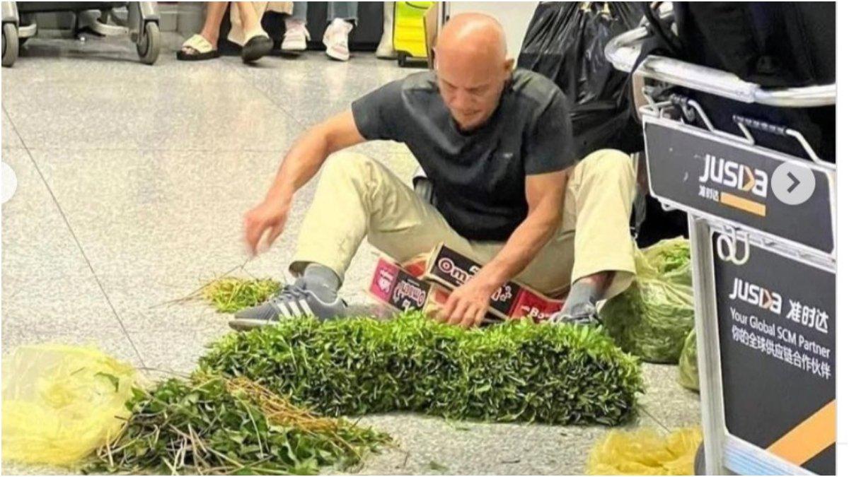 Momen bule membersihkan kangkung di salah satu bandara di Vietnam.