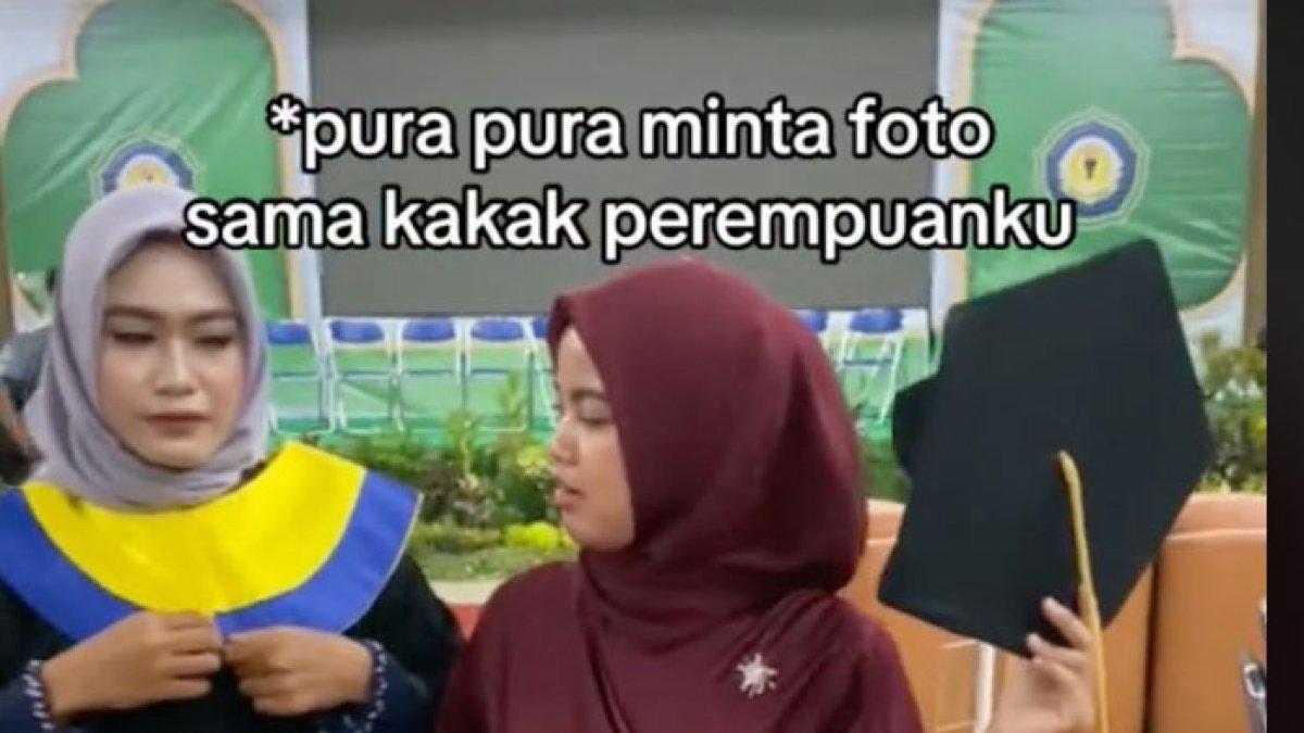 Momen haru adik pinjamkan toga ke kakaknya yang lulusan SMP