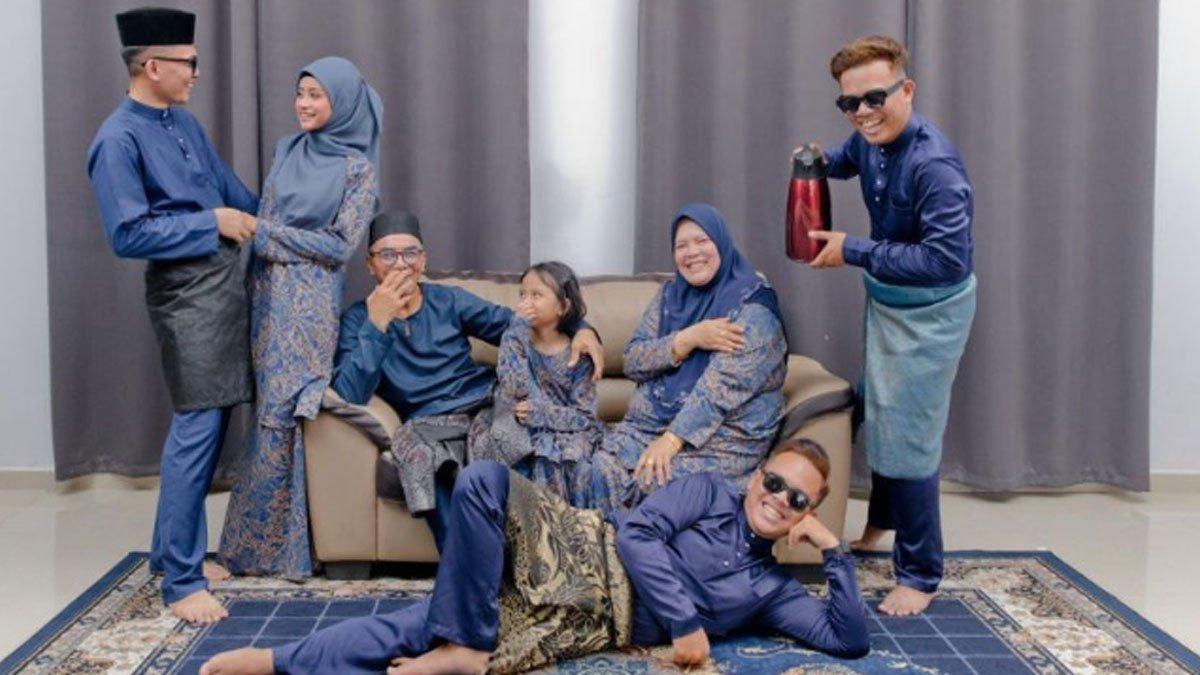 Momen haru anak bungsu memberikan THR kepada kakak dan kedua orangtuan