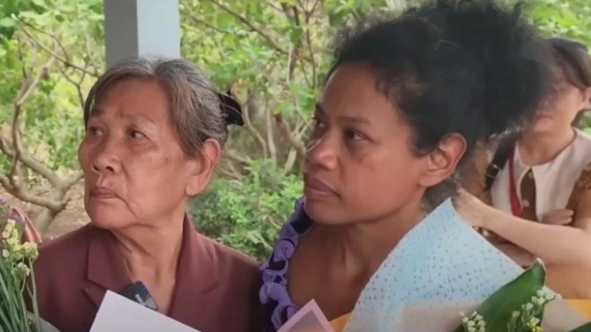 Momen ibu dan anak bertemu setelah terpisah selama 53 tahun.