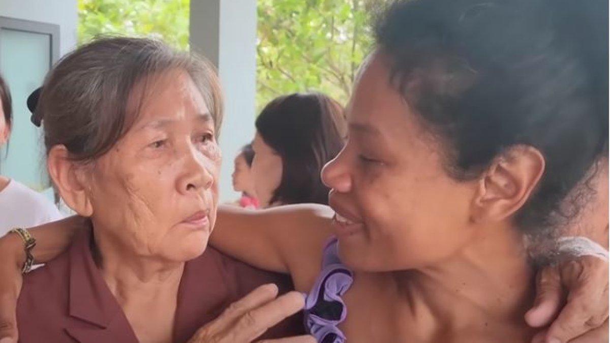 Momen ibu dan anak bertemu setelah terpisah selama 53 tahun.