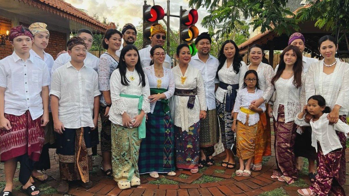Momen kebersamaan Keluarga Cendana di acara pembukaan Kopi Klotok milik Titiek Soeharto di Bali.