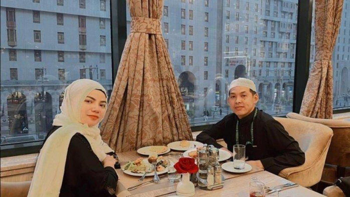 Momen makan bersama DJ Dinar Candy dan Ko Apex.