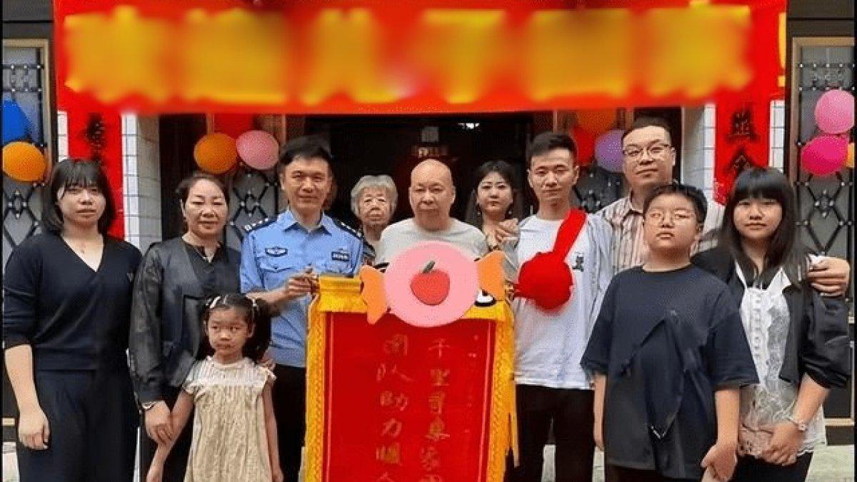 Momen orangtua reuni dengan anak setelah 33 tahun terpisah.