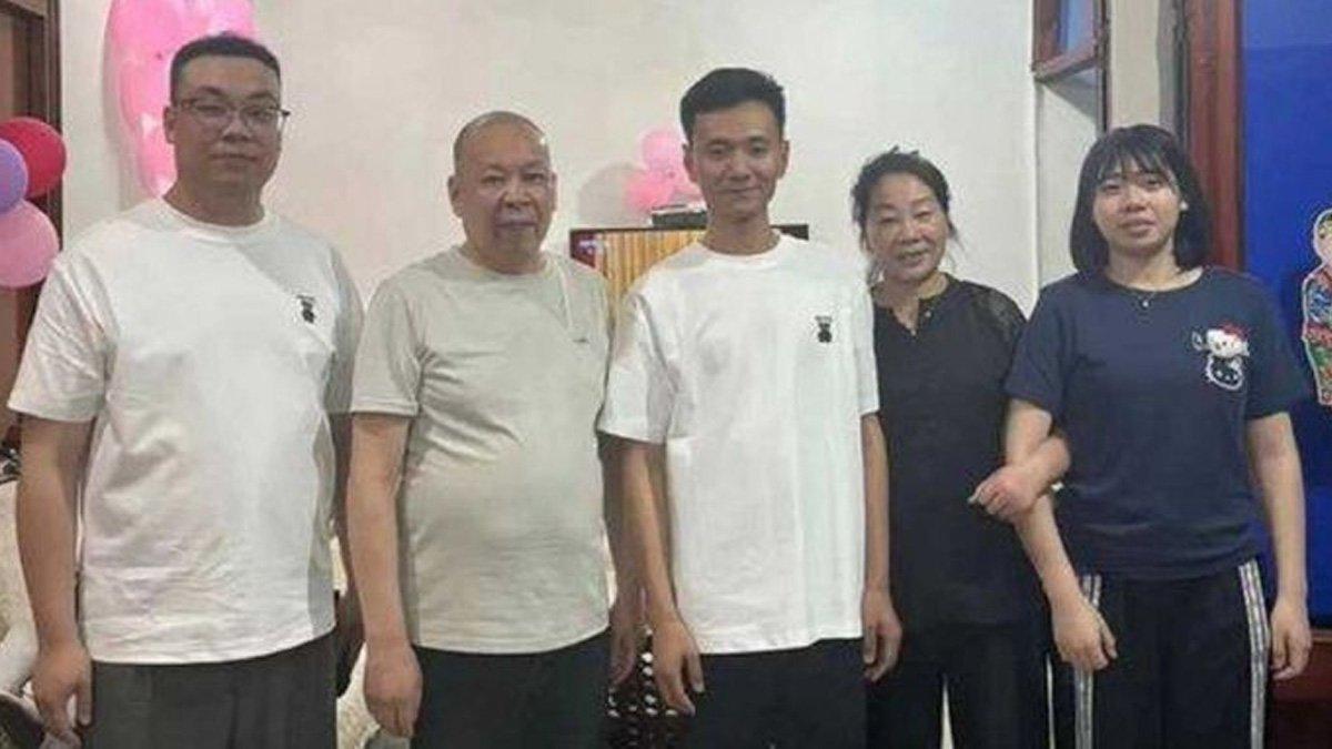 Momen pertemuan anak dengan ibu setelah 33 tahun tidak bertemu.