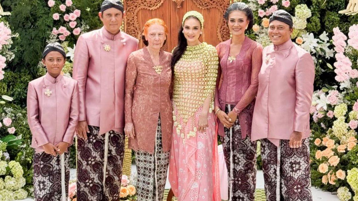 Momen prosesi siraman Luna Maya yang digelar Selasa (6/5/2025).