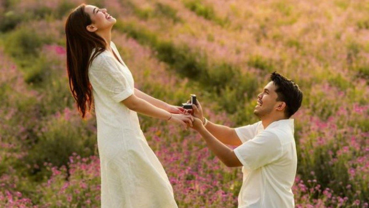 Momen romantis Aaliyah Massaid dilamar Thariq Halilintar.