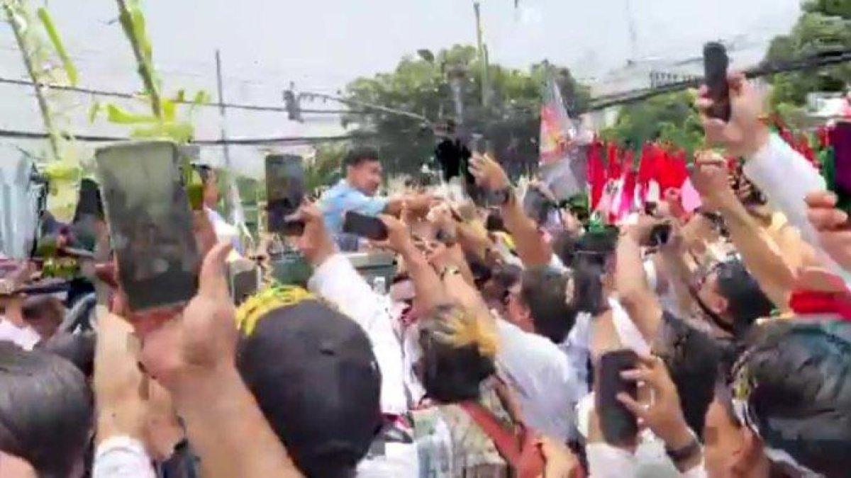 Momen saat cawapres Gibran Rakabuming Raka membagikan tahu sumedang