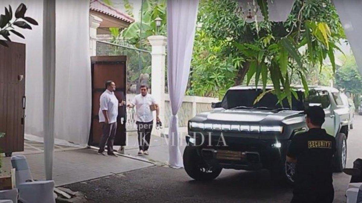 Momen saat mobil mewah Haldy Sabri memasuki rumah Irish Bella terekam dalam video amatir