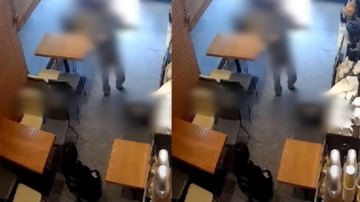 Momen seorang manajer kafe berlutut untuk meminta maaf kepada pelanggan.