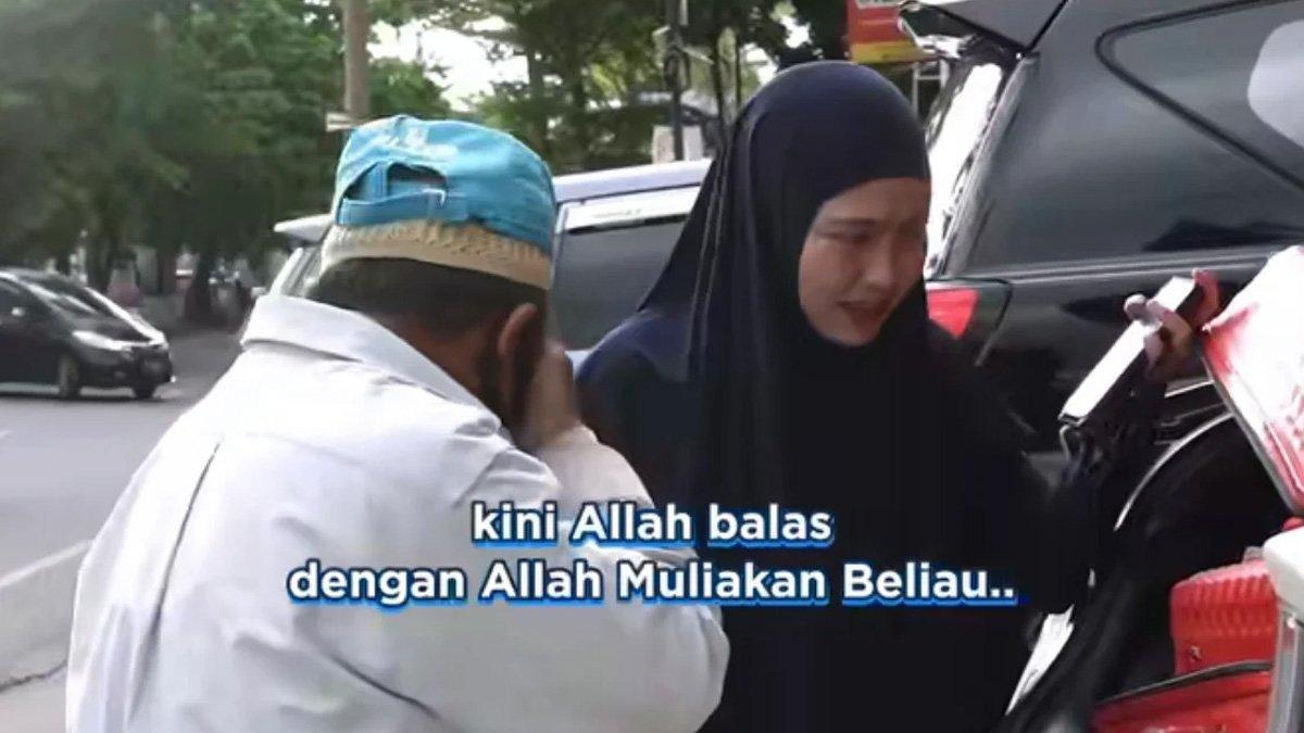Momen seorang tukang parkir di Makassar diberi hadiah umrah.