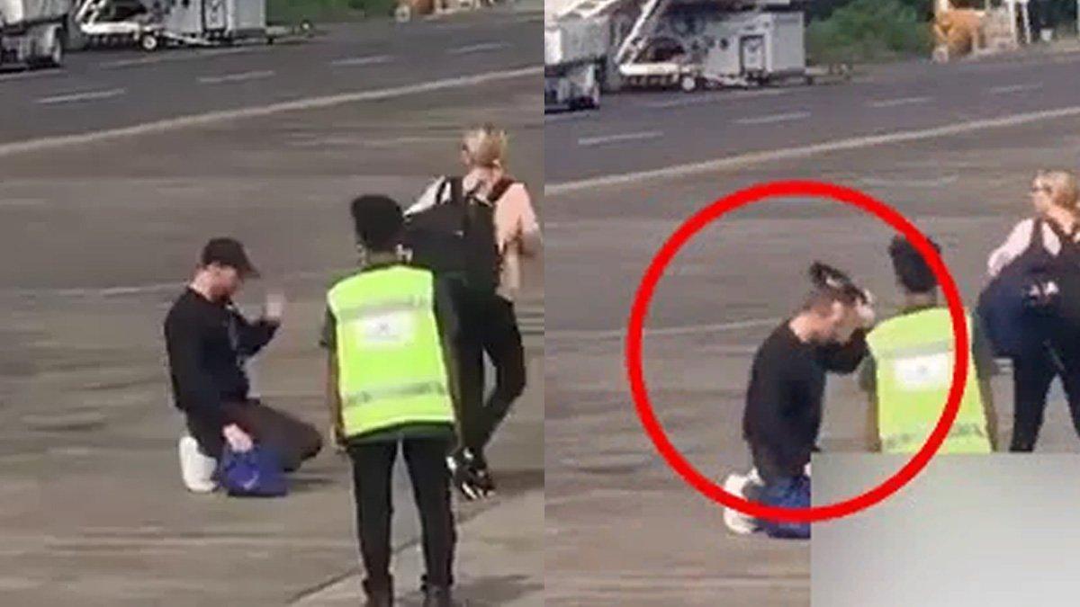 Momen vokalis Coldplay, Chris Martin sujud saat hendak menaiki pesawat di Bandara Halim Perdanakusuma.
