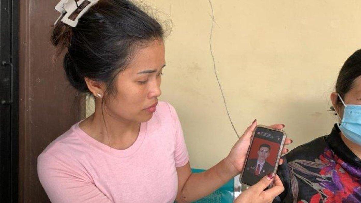 Monalisa kakak ASN tunjukkan foto adiknya semasa hidup