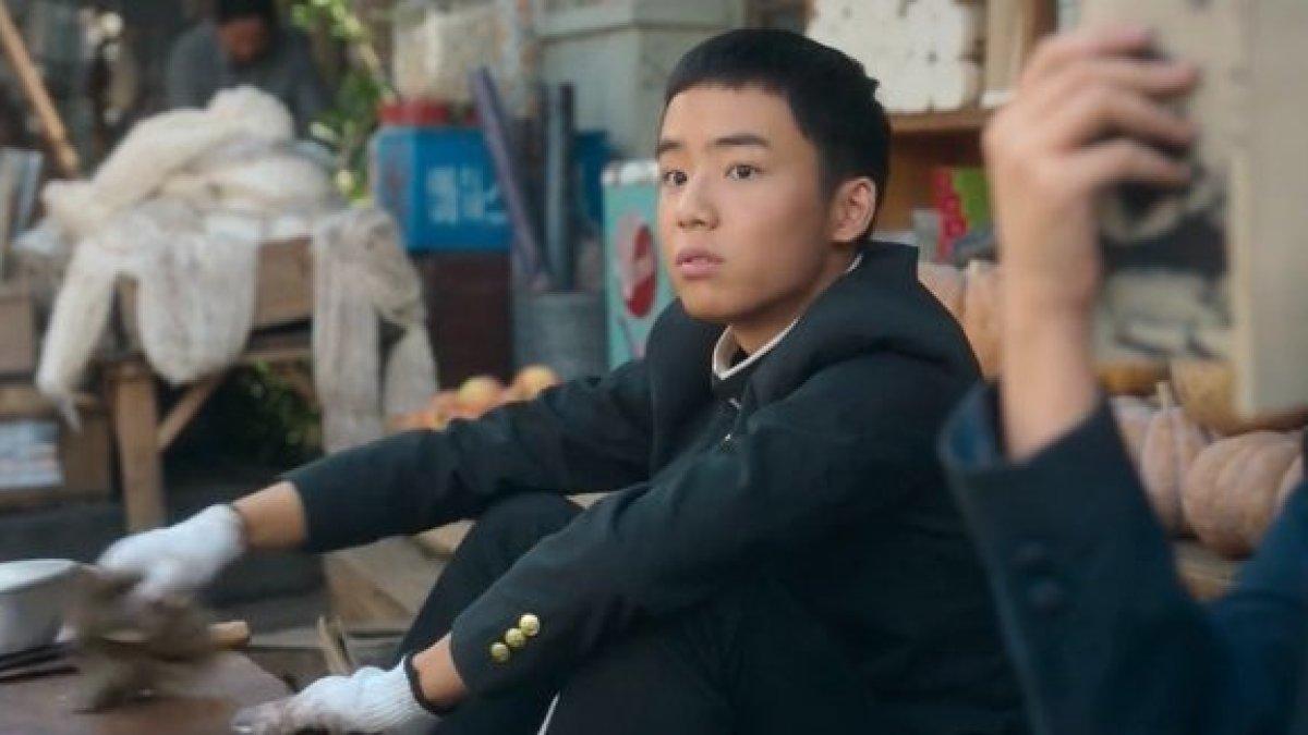PROFIL AKTOR CILIK - Moon Woo Jin memerankan karakter Gwan Sik saat remaja di drakor When Life Gives You Tangerines.