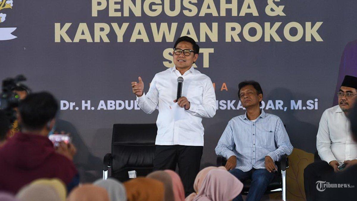 Bakal calon wakil presiden (bacawapres) dari Koalisi Perubahan, Muhaimin Iskandar saat memberikan sambutan didepan para buruh pabrik rokok di PT Indokretek, Kecamatan Pagelaran, Kabupaten Malang, Jawa Timur, Senin (30/10/2023).