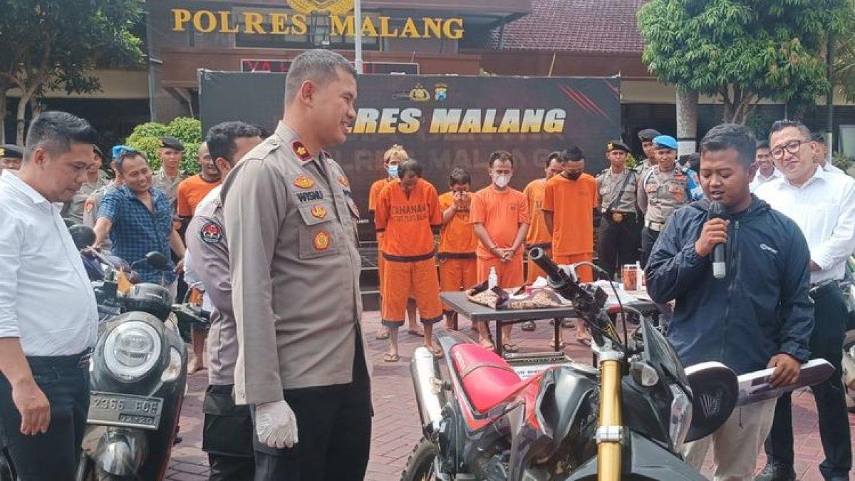 Muhammad Afandi saat menerima sepeda motornya kembali di Polres Malang, Senin (27/11/2023), sempat dicuri selama 3 bulan lalu